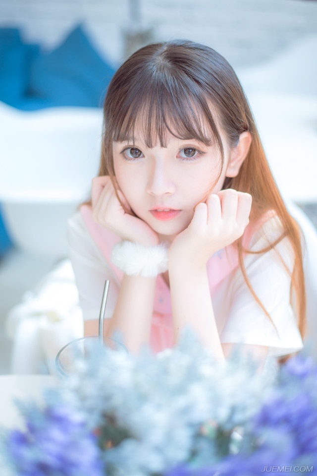 不论是多情诗句，漂亮的文章，还是闲暇的欢乐，什么都不能代替无比亲密的友谊。